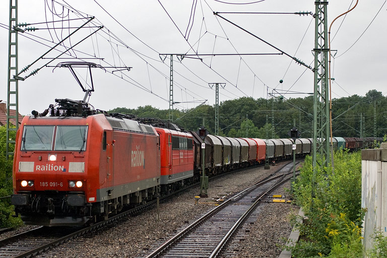 185 091 und 151 130 mit FZT 56166 bei km 16,8 (August 2008)
