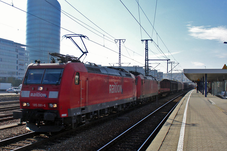 185 091 und 185 148 mit FE 44696 bei km 15,6 (Oktober 2008)