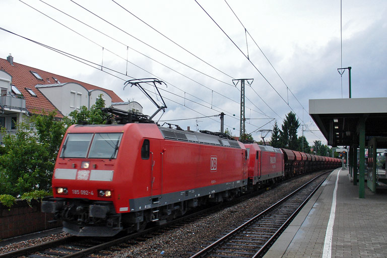 185 092 und Lok der Baureihe 185 mit CFN 63023 bei km 16,8 (Juli 2008)
