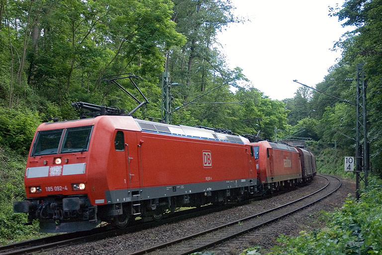 185 092 und Lok der Baureihe 185 bei km 10,4 (Juni 2008)
