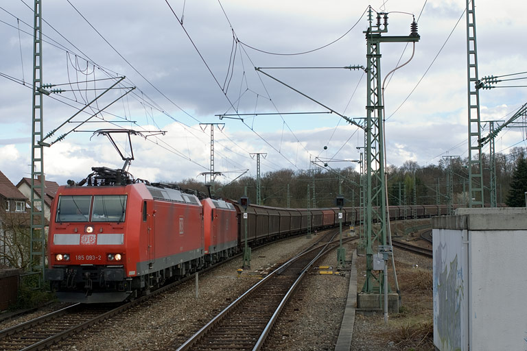 185 093 und 185 087 mit CS 49150 bei km 16,8 (April 2008)