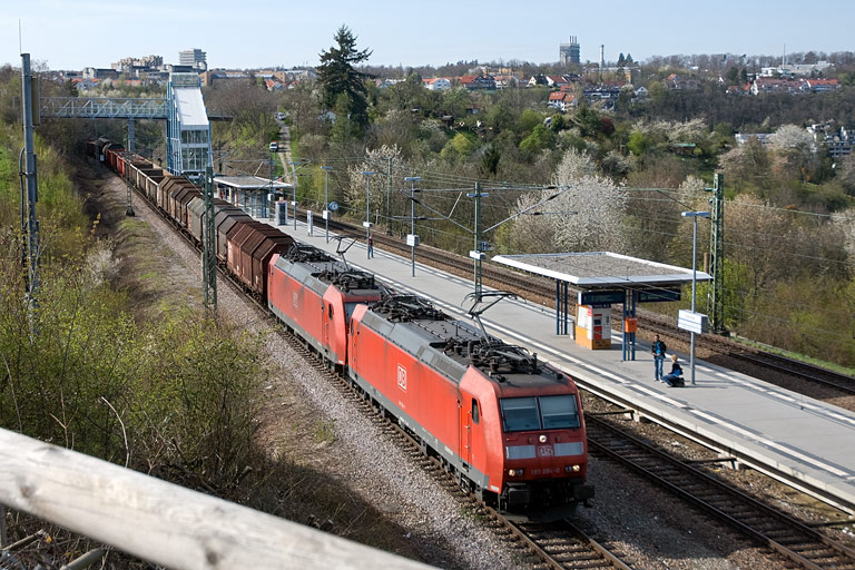 185 094 und Lok der Baureihe 185 mit FE 44691 bei km 14,2 (April 2008)