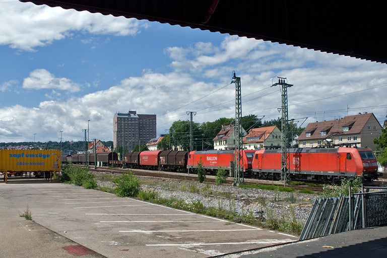 185 094 und 185 309 mit FE 44696 bei km 15,4 (Juli 2008)
