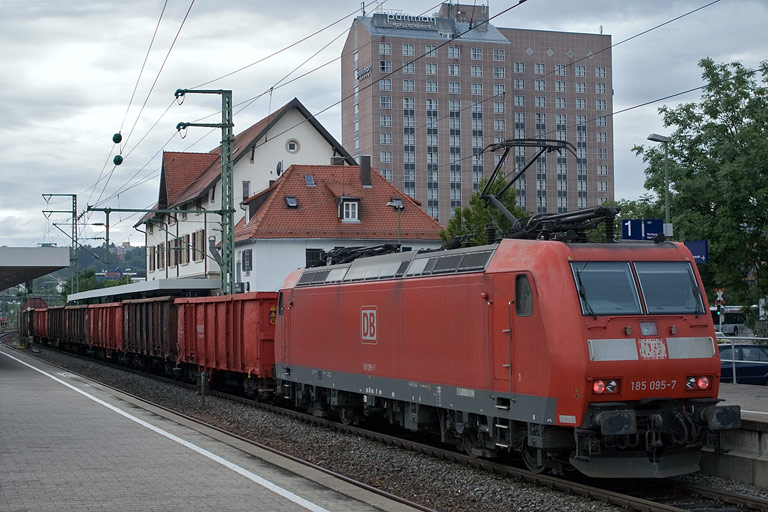 185 095 mit FZT 56173 bei km 15,6 (August 2008)