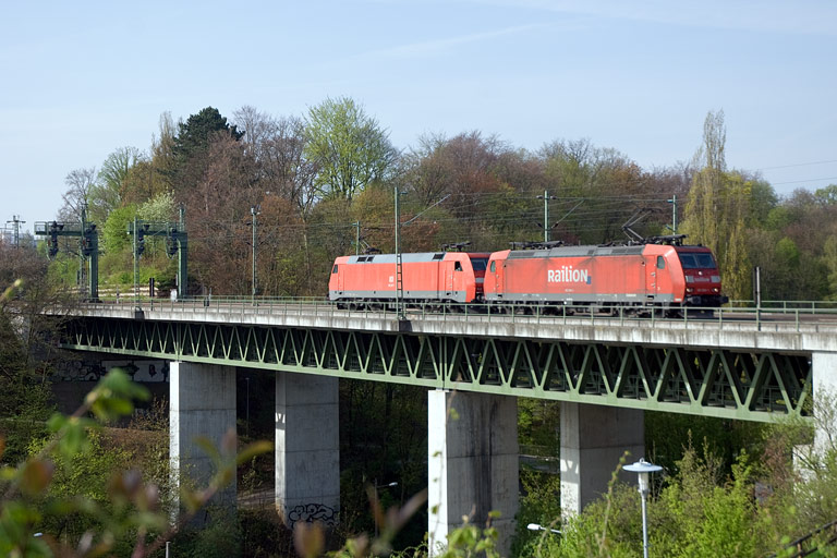 185 098 und Lok der Baureihe 185 als Tfzf 68256 bei km 14,6 (April 2008)