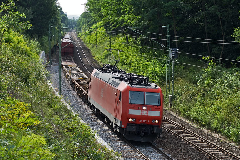 185 115 mit FZT 56166 bei km 21,6 (August 2008)