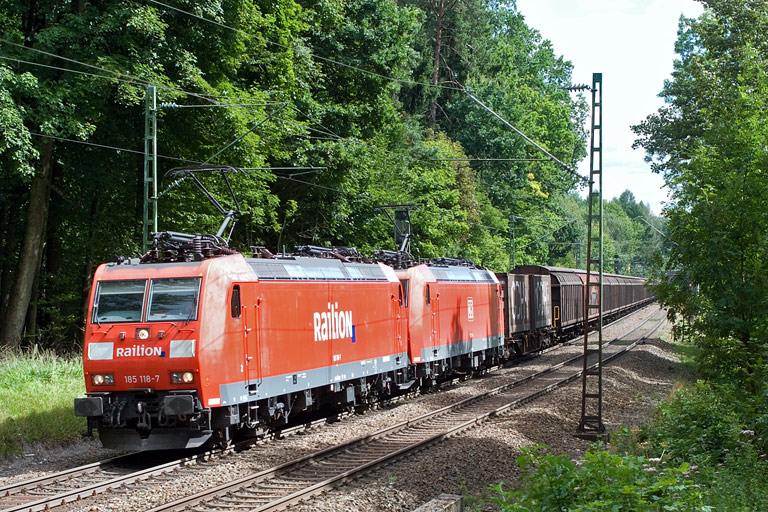 185 118 und 185 092 mit FE 45175 bei km 18,6 (August 2008)