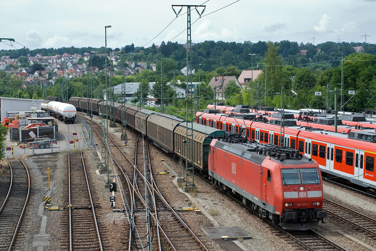 185 121 mit FE 44696 bei km 16,0 (Juli 2008)