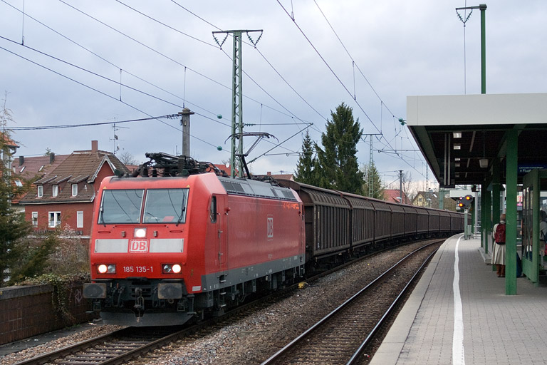 185 089 und 185 129 mit CS 49150 bei km 16,8 (April 2008)