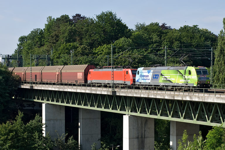 185 152 und 189 021 mit CFN 63049 bei km 14,6 (Juni 2008)