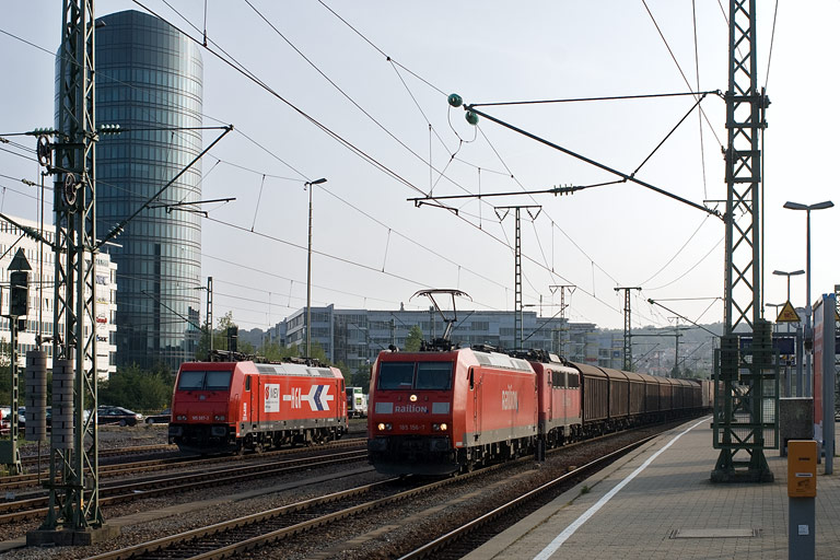 185 156 und 140 627 mit FZT 56166 und HGK 185 587 bei km 15,6 (August 2008)