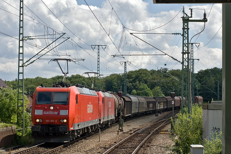 185 166 und 185 300 mit FE 44696 bei km 16,8 (August 2008)