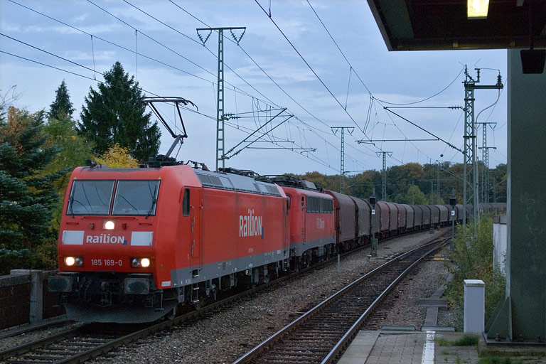 185 169 und 140 601 mit FZT 56166 bei km 16,8 (Oktober 2008)