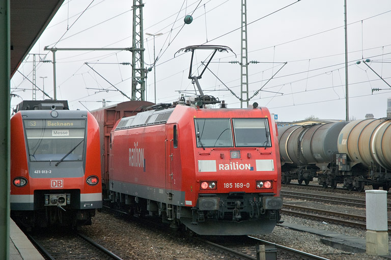 185 169 mit CSQ 60084 und Baureihe 423 bei km 15,6 (April 2008)