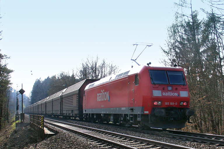 185 169 mit FZ 56167 bei km 18,2 (April 2008)