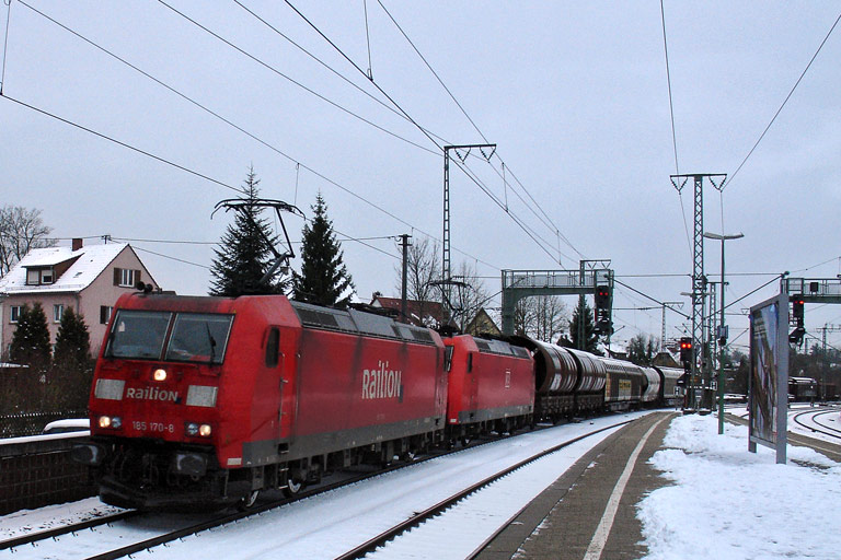 185 170 und Lok der Baureihe 185 bei km 16,6 (November 2008)