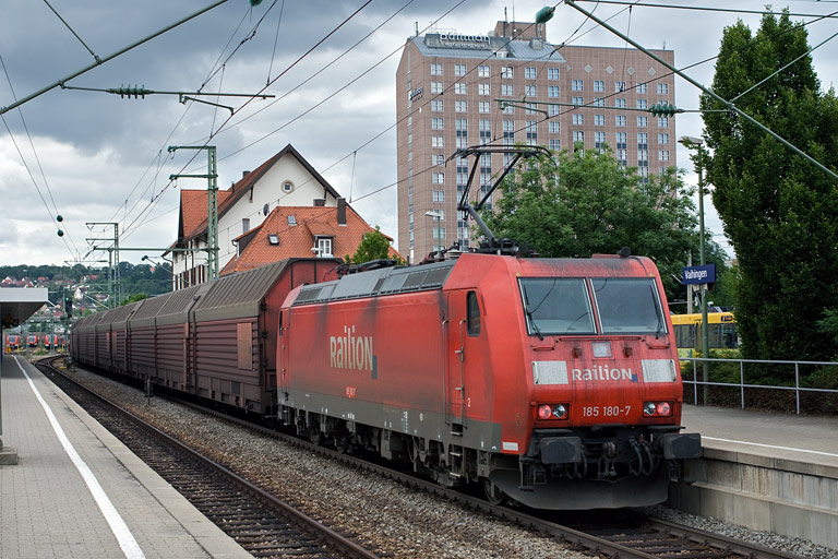 185 180 mit FZ 56165 bei km 15,6 (Juni 2008)