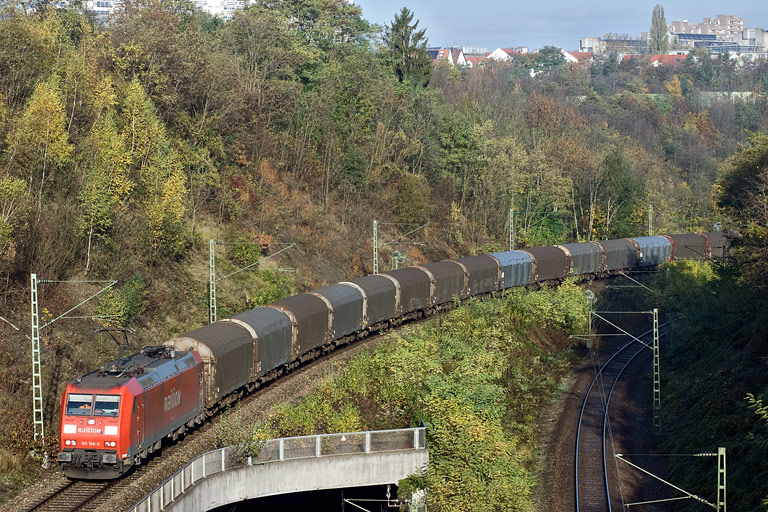 185 188 mit CS 49225 bei km 13,8 (Oktober 2008)
