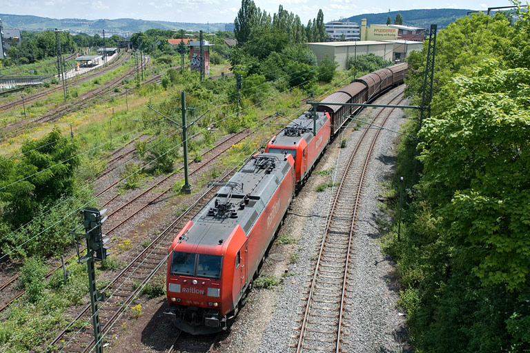185 189 und 185 200 mit FE 44696 in der Verbindungskurve Stuttgart-Nord (Juni 2008)
