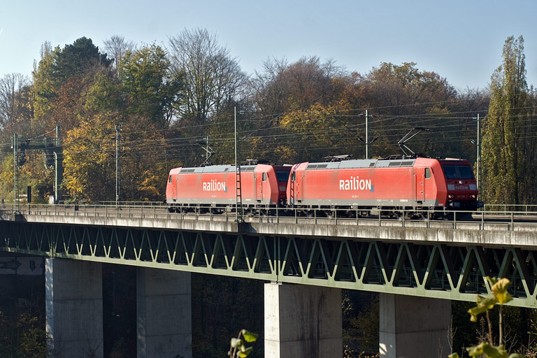 185 196 und 185 188 als Tfzf 68315 bei km 14,6 (Oktober 2008)