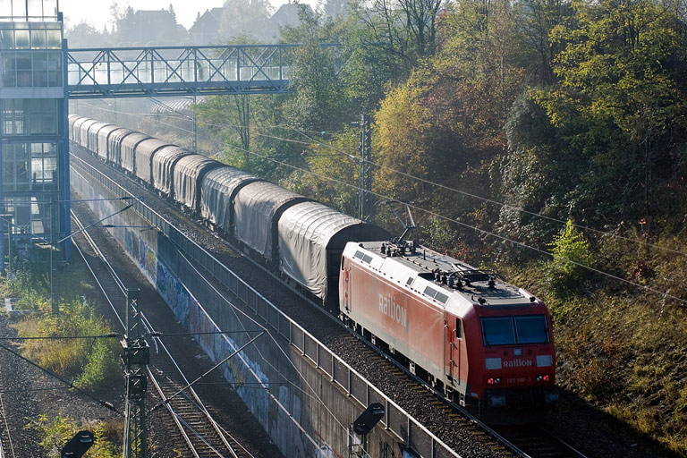 185 196 mit CS 49225 bei km 14,0 (Oktober 2008)