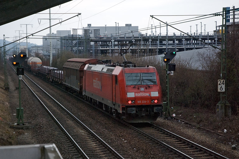 185 224 mit FE 44695 bei km 24,6 (April 2008)