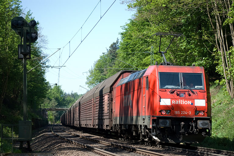 185 224 mit FZ 56165 bei km 18,8 (Mai 2008)