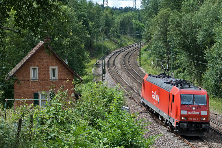 185 230 als Tfzf 69473 bei km 19,2 (August 2008)