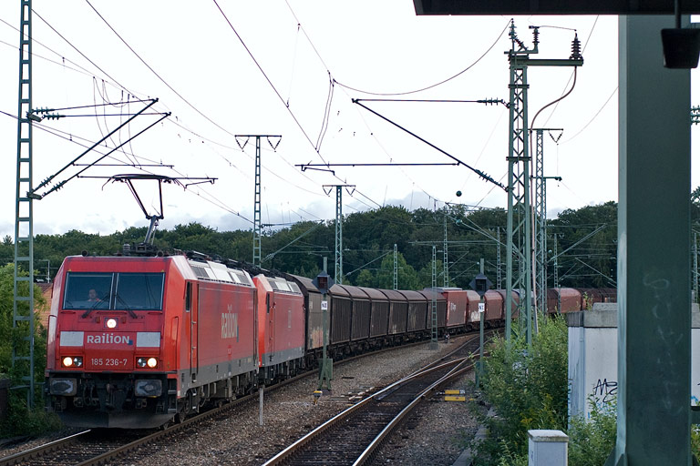185 236 und 185 095 mit FZT 56166 bei km 16,8 (August 2008)