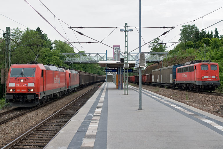 185 239 und Lok der Baureihe 185 mit CS 49150 und 140 490 mit FE 44691 bei km 14,2 (Mai 2008)