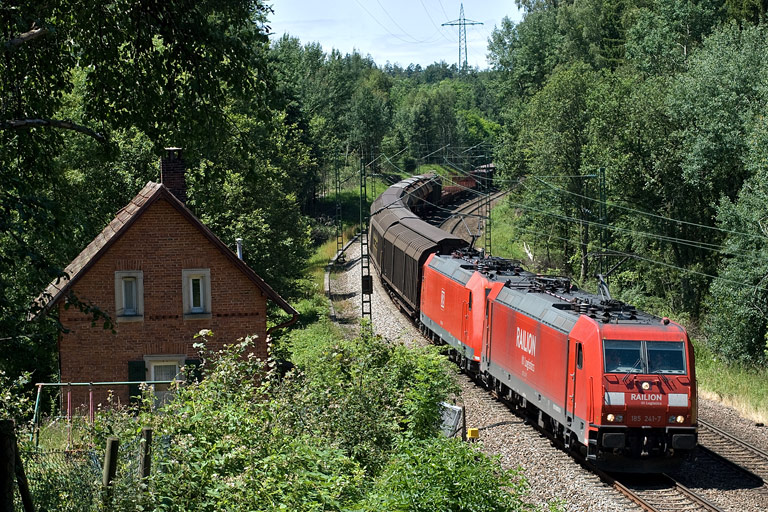185 241 und 185 010 mit FE 44696 bei km 19,2 (Juli 2008)