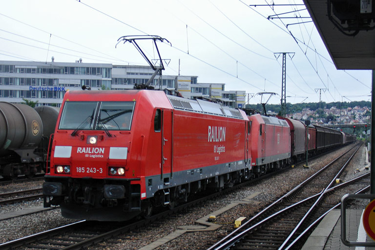 185 243 und 185 019 mit FE 44696 bei km 15,6 (Juli 2008)