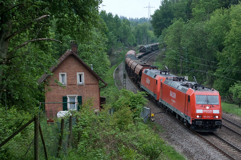 185 255 und 152 062 mit FZT 56166 bei km 19,2 (Mai 2008)
