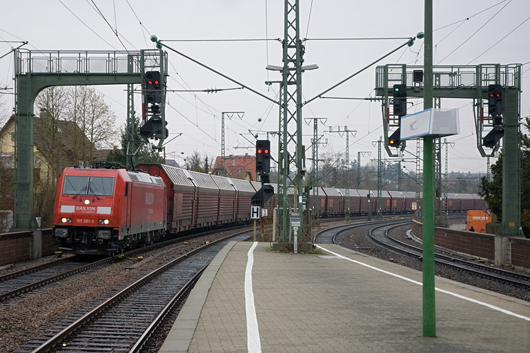 185 281 mit FZ 56163 bei km 16,6 (April 2008)