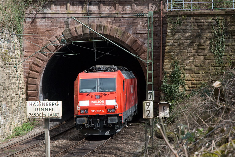 185 303 und 185 312 bei km 9,2 (April 2008)