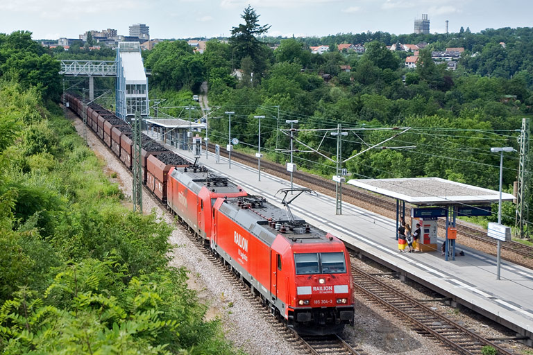 185 304 und Lok der Baureihe 185 bei km 14,2 (Juni 2008)