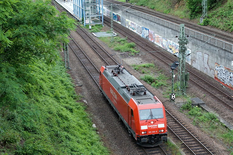 185 306 als Tfzf 68363 bei km 14,0 (Juni 2008)