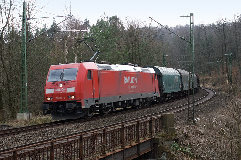 185 311 mit FZT 56166 bei km 11,0 (April 2008)