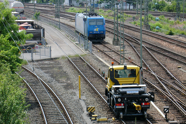 R4C 185 Cl-004 und Zweiwegefahrzeug bei km 16,0 (Juni 2008)