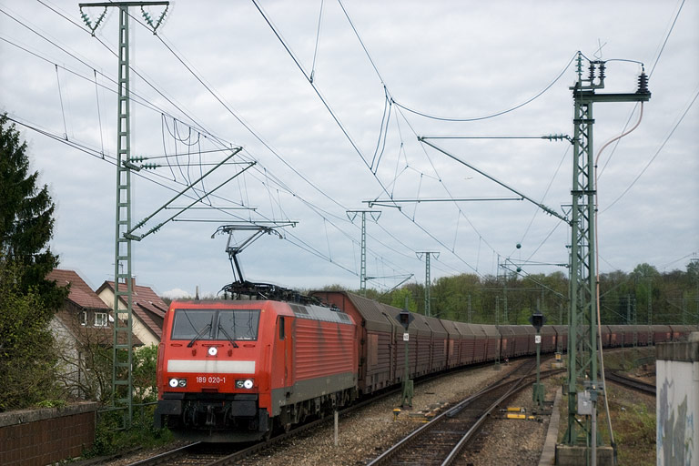 189 020 mit CSQ 60084 bei km 16,8 (April 2008)
