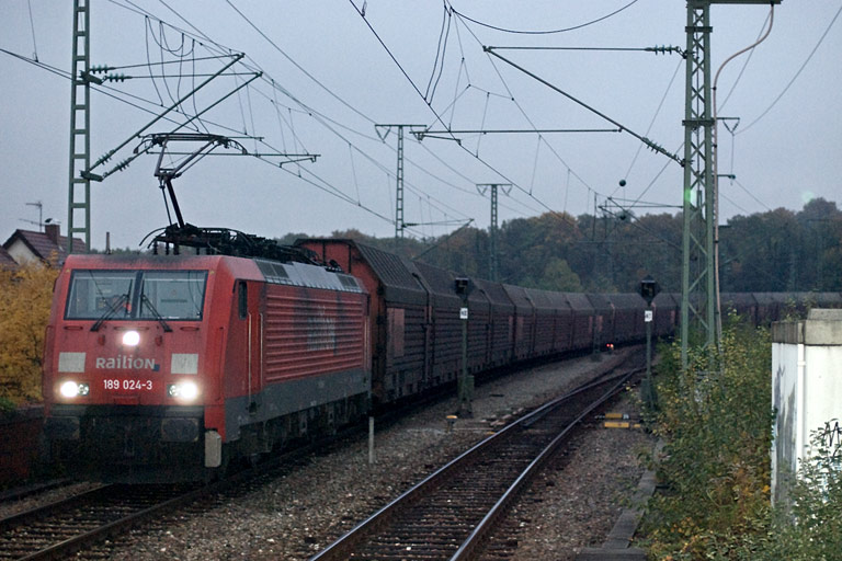 189 024 mit CSQ 60084 bei km 16,8 (Oktober 2008)