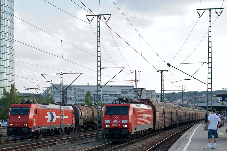 189 025 mit CSQ 60084 und HGK 185 582 bei km 15,6 (Juni 2008)