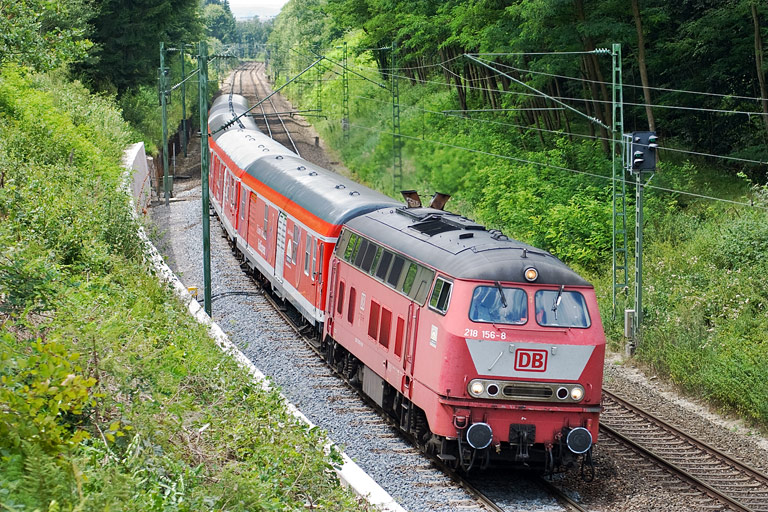 218 156 mit RE 31501 bei km 21,6 (August 2008)