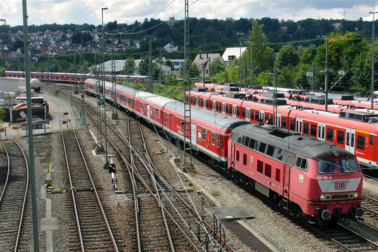 218 156 mit RE 31501 bei km 16,0 (August 2008)