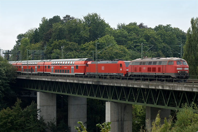 218 343 und Baureihe 146 mit RE 19654 bei km 14,6 (September 2008)