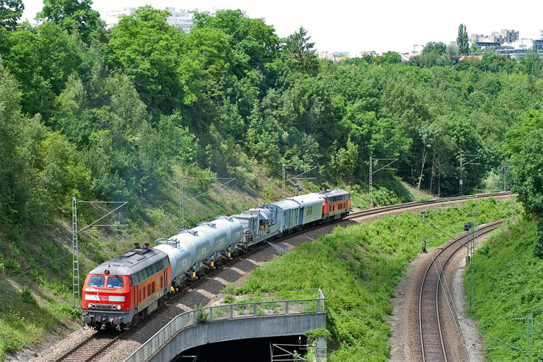 225 078 mit RabZ 94851 bei km 13,8 (Juni 2008)