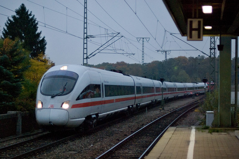 Baureihe 411 (Tz 1183) und 110 278 bei km 16,8 (Oktober 2008)