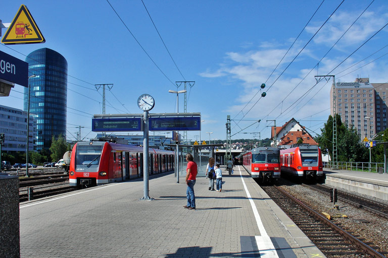 Baureihen 420 und 423 bei km 15,6 (Juli 2008)