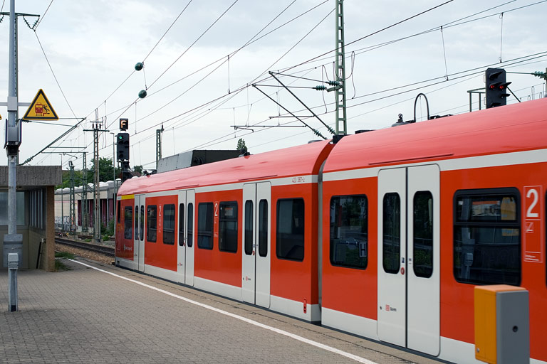 Baureihe 423 bei km 15,6 (Juni 2008)