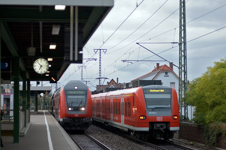 RE 19679 und 425 301 als RE 19676 bei km 16,8 (September 2008)